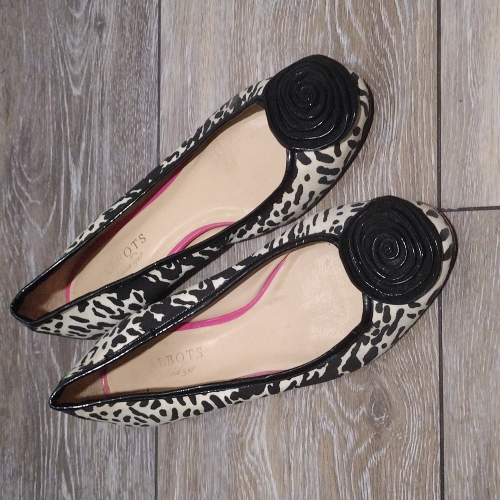 Talbots womens black and white animal print fabric flats. Size 7.5